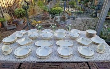 Antiek servies beschikbaar voor biedingen