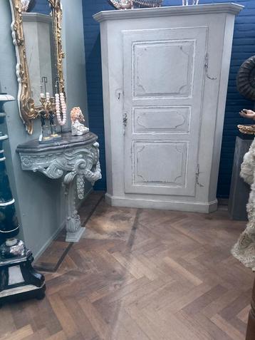 Gustaviaanse kast, sleetse look, 135x193x45cm beschikbaar voor biedingen