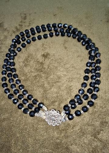 Vintage granaat collier met zilveren sluiting.  beschikbaar voor biedingen