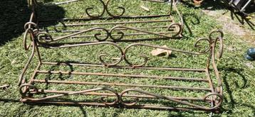 2 rechthoekige metalen langwerpige planten rekjes (brocante) beschikbaar voor biedingen