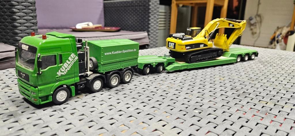 Model MAN vrachtwagen met CAT graafmachine, Hobby en Vrije tijd, Modelauto's | 1:32, Ophalen, Zo goed als nieuw, Bus of Vrachtwagen