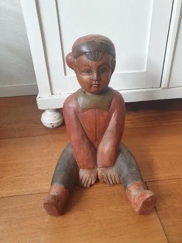 Houten Beeld Zittende Jongen - Handgesneden Decoratie beschikbaar voor biedingen
