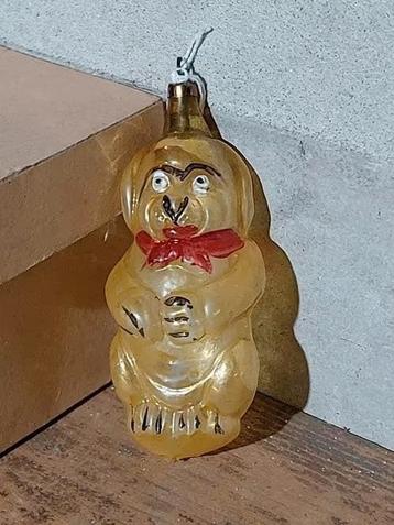 Antieke kerstbal houden hond beschikbaar voor biedingen