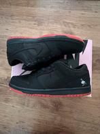 SB Dunk Low Black Pigeon (Engraved 1 of 250) 44, Ophalen of Verzenden, Nieuw, Zwart