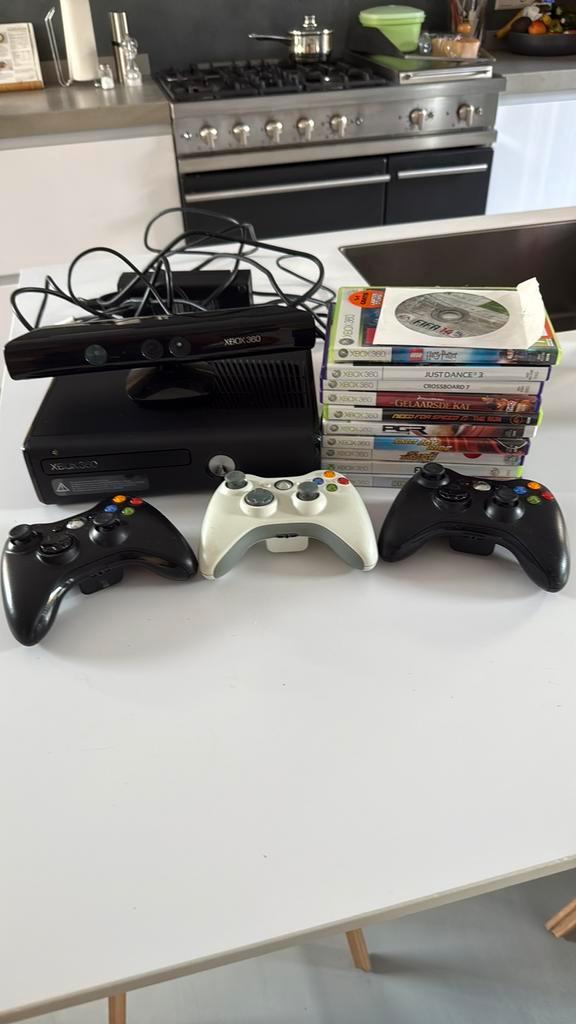 Complete set Xbox 360 S + Kinect + 3 Controllers + 11 Games, Spelcomputers en Games, Spelcomputers | Xbox 360, Gebruikt, 360 S