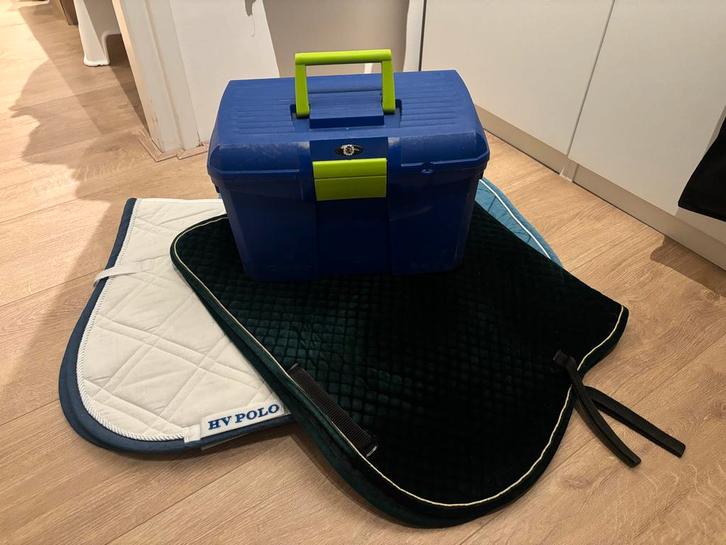 Set: 3 paarden dekjes en poetsbak + inhoud, Dieren en Toebehoren, Paarden en Pony's | Dekens en Dekjes, Gebruikt, Dekje, Ophalen of Verzenden