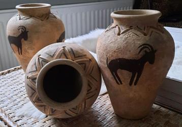 Vintage handgemaakte aardewerk potten vazen drie stuks beschikbaar voor biedingen