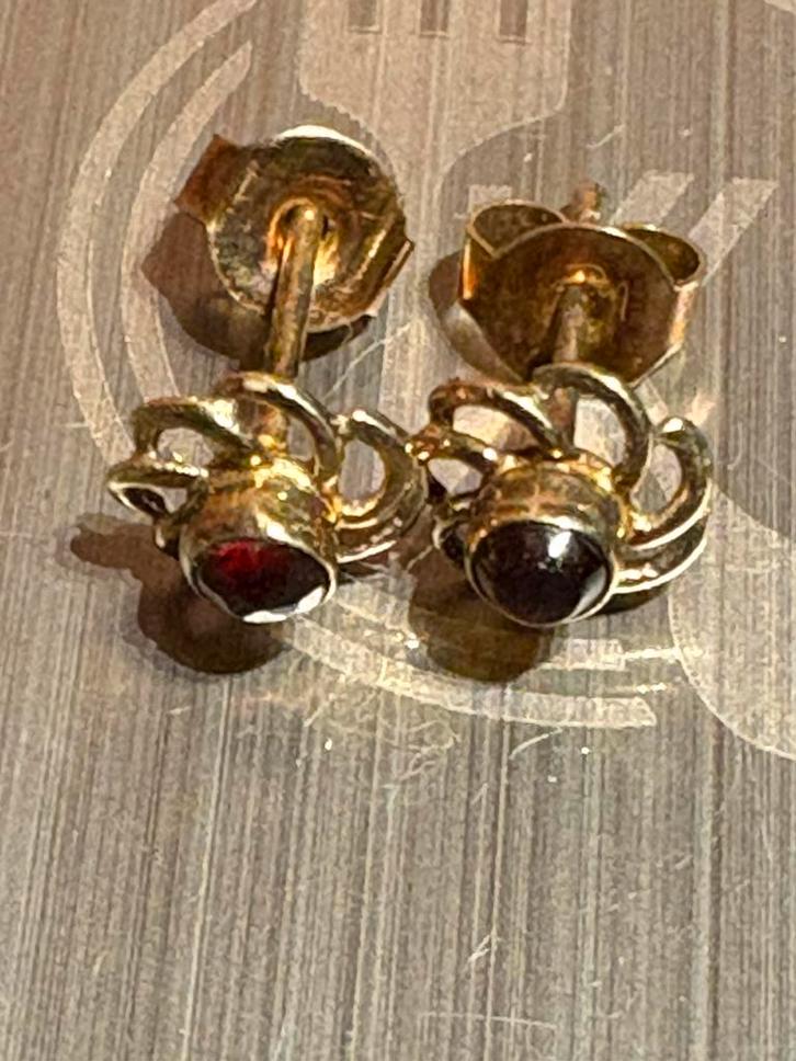 14 karaat gouden oorstekers met granaat – gestempeld 585, Sieraden, Tassen en Uiterlijk, Oorbellen, Zo goed als nieuw, Goud, Verzenden