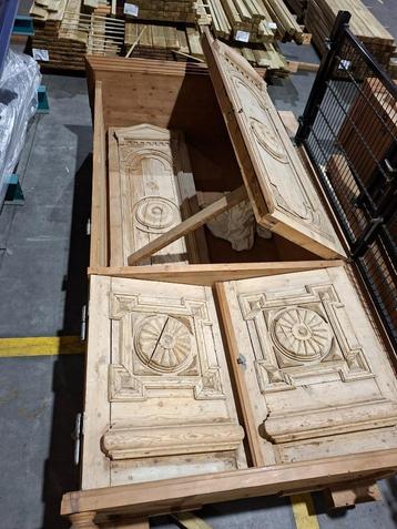 Brocante, grote, robuuste klooster kast beschikbaar voor biedingen