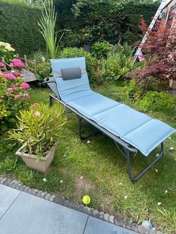 Comfortabel ligbed met zonnescherm beschikbaar voor biedingen