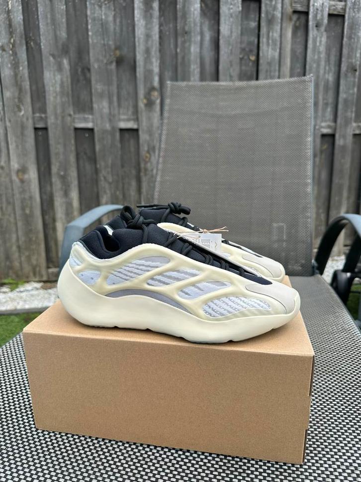 Yeezy 700 v3 “azael” 42, Kleding | Heren, Schoenen, Nieuw, Sneakers of Gympen, Wit, Ophalen of Verzenden