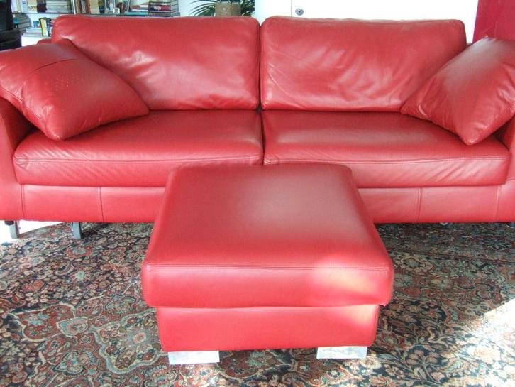 Bank Monti leer rood met 2 kussen en krukje, Huis en Inrichting, Banken | Bankstellen, Zo goed als nieuw, Rechte bank, Driepersoons