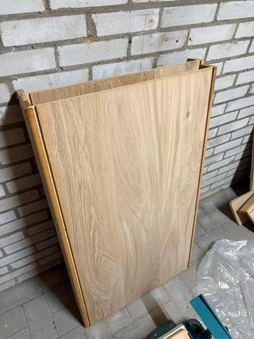 Eiken overzettreden en stootboorden beschikbaar voor biedingen