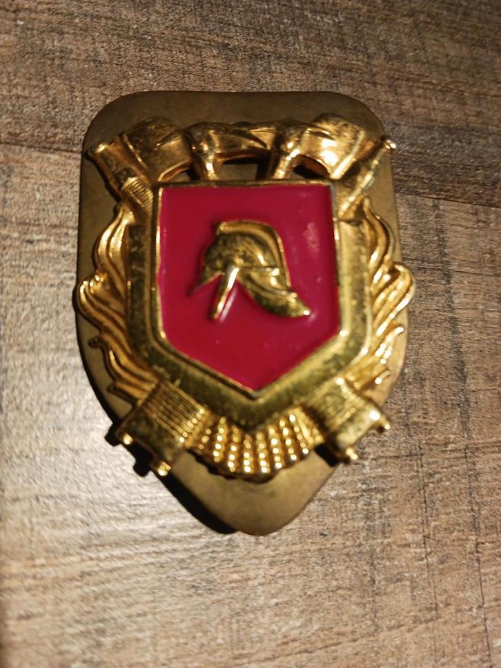 Brandweer insigne met Helm, Verzamelen, Speldjes, Pins en Buttons, Gebruikt, Speldje of Pin, Overige onderwerpen, Ophalen of Verzenden