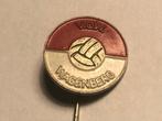 Metalen V.C.W. WAGENBERG VOETBALCLUB Speld (Rood/Wit)., Verzenden, Zo goed als nieuw, Sport, Speldje of Pin