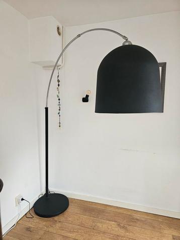 Grote Booglamp met Kap beschikbaar voor biedingen