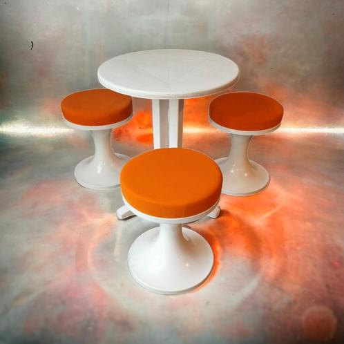 Tulip stool/chairs set with table, Italy 1970's, Huis en Inrichting, Banken | Voetenbanken en Poefen, Zo goed als nieuw, Rond