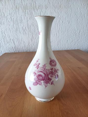 Antieke Vaas Mosa met roze bloementak beschikbaar voor biedingen