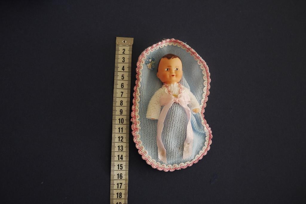 poppetje ARI jaren 70 baby in slaapzak vast, Verzamelen, Poppen, Ophalen of Verzenden, Gebruikt, Pop