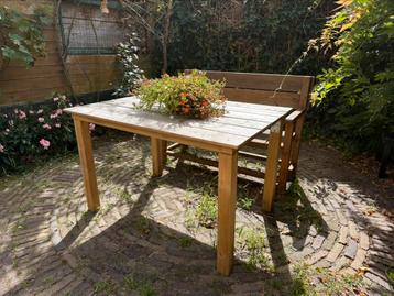 Houten tuintafel beschikbaar voor biedingen