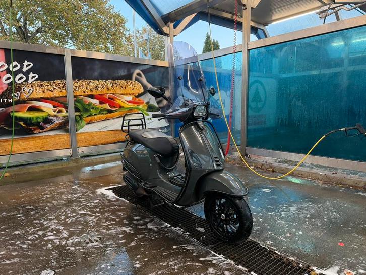 Vespa Sprint 50 iGet (2019) “Ferrari custom”, Fietsen en Brommers, Scooters | Vespa, Gebruikt, Vespa S, Maximaal 25 km/u, Benzine