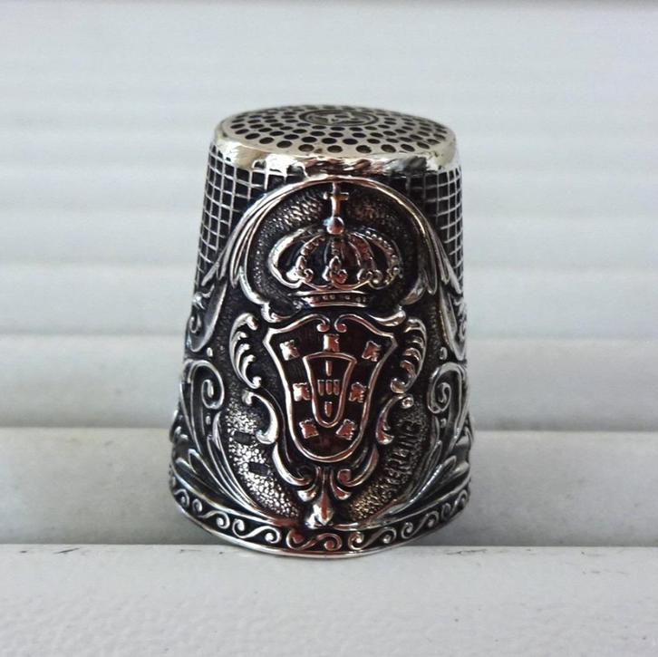 Vintage zilveren vingerhoed: wapen motief, Antiek en Kunst, Antiek | Goud en Zilver, Zilver, Ophalen of Verzenden