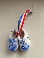 sleutelhanger Delfts blauwe klompjes rood-wit-blauwe veter, Verzamelen, Ophalen of Verzenden, Zo goed als nieuw, Merk