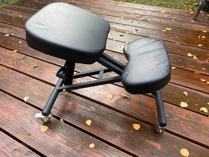 Ergonomische kniekruk op wieltjes - In hoogte verstelbaar, Huis en Inrichting, Bureaustoelen, Gebruikt, Bureaukruk, Zwart, Ergonomisch