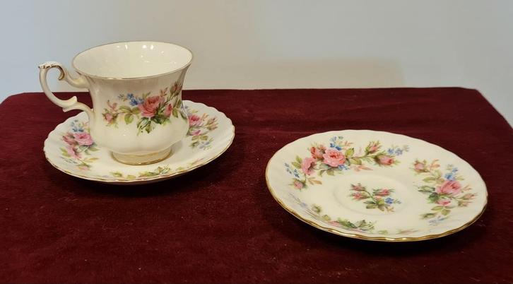 Royal Albert Moss Rose Kop en Schotels, Antiek en Kunst, Antiek | Servies los, Ophalen of Verzenden