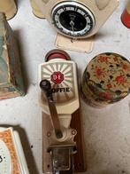 Nostalgische Douwe Egberts wandkoffiemolen, Ophalen