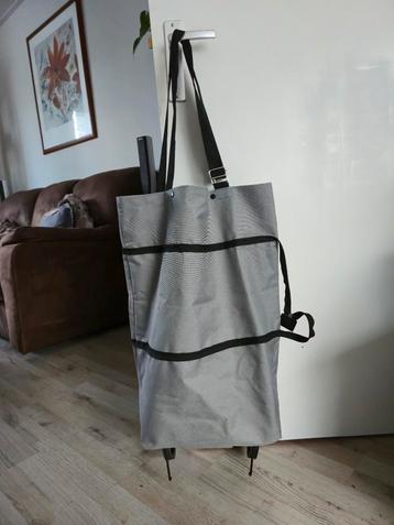 Boodschappentas met 2 wieltjes.  beschikbaar voor biedingen