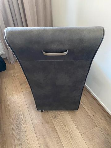 3 zits bank, 2 fauteuils, salontafel, 4 eetkamerstoelen beschikbaar voor biedingen