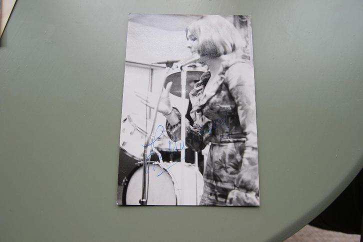 Fotokaartje met handtekening  dame. Leddy Wessel?, Verzamelen, Muziek, Artiesten en Beroemdheden, Gebruikt, Foto of Kaart, Gesigneerd