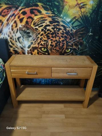 Stevige side tafel beschikbaar voor biedingen