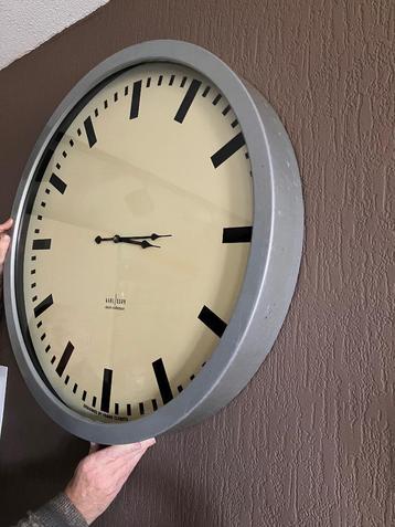 ronde wandklok, Karlsson, wandklok beschikbaar voor biedingen
