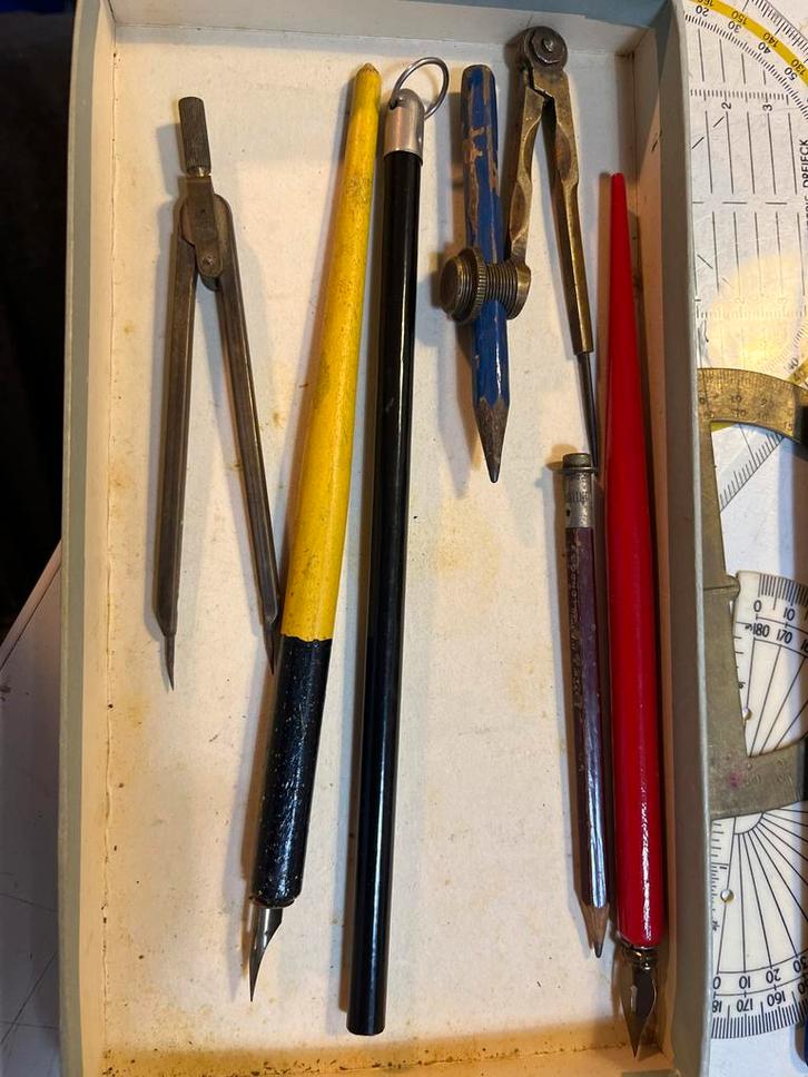 Vintage Tekenset met Passer, Linialen en Meer, Antiek en Kunst, Antiek | Gereedschap en Instrumenten, Ophalen of Verzenden