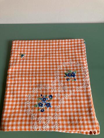 Vintage | geborduurd tafelkleed - oranje ruit met viooltjes beschikbaar voor biedingen