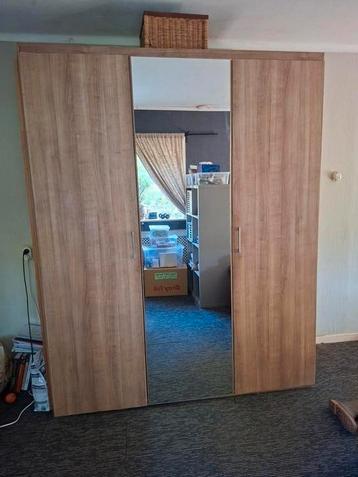 Kledingkast, modern, ruime en degelijk  beschikbaar voor biedingen