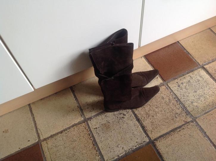 NIEUW! Suède laarzen van Vera Gomma te koop 39, Kleding | Dames, Schoenen, Nieuw, Hoge laarzen, Bruin, Ophalen of Verzenden