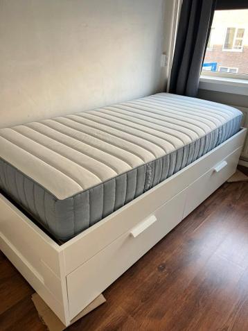 Zo goed als nieuw IKEA bed met matras - afbeelding 1