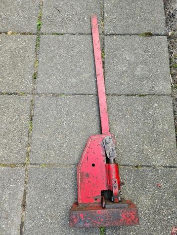 Hand ponsmachine - Metaalbewerking beschikbaar voor biedingen