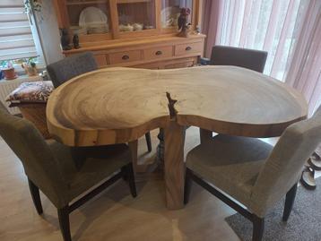 boomstamtafel met teakhouten onderpoot en 4 eetkamerstoelen beschikbaar voor biedingen