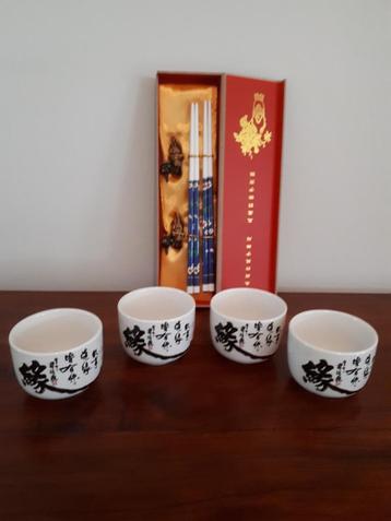 4 chinese kopjes / kommetjes en 2 paar chopsticks beschikbaar voor biedingen