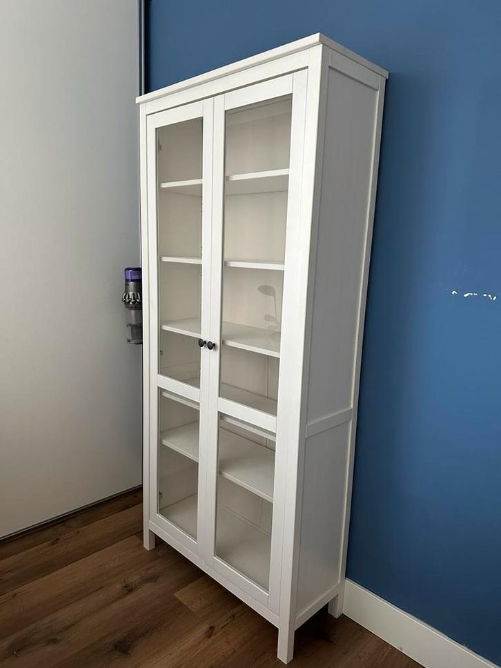 Witte Hemnes IKEA (geen billy) vitrinekast ZGAN, Huis en Inrichting, Kasten | Vitrinekasten, Zo goed als nieuw, 150 tot 200 cm