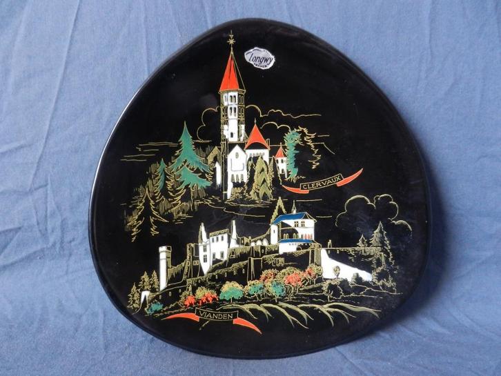 Driehoekig wandbord met Clervaux Vianden door Longwy b 27 cm, Antiek en Kunst, Antiek | Keramiek en Aardewerk, Ophalen of Verzenden