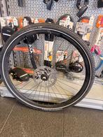 voorwiel 28 inch met steekas, Fietsen en Brommers, Ophalen, Zo goed als nieuw, Algemeen, Wiel