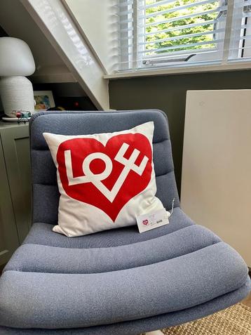 "LOVE" kussen VITRA beschikbaar voor biedingen