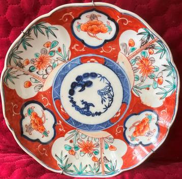 Antiek Porseleinen gecontourneerde Imari schotel met floraal beschikbaar voor biedingen