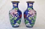 Gespiegeld paar antieke, Chinese, blauwe Cloisonné Vazen, Ophalen of Verzenden
