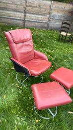 Mooie Relaxstoel met Hocker – Comfortabele Rode Loungestoel, Huis en Inrichting, Fauteuils, Ophalen, Gebruikt, 50 tot 75 cm